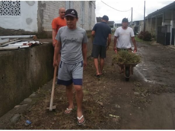 Warga dan Pengurus DKM Hj. Siti Marnah Gelar Aksi Bersih-Bersih Masjid dan Lingkungan Sekitar