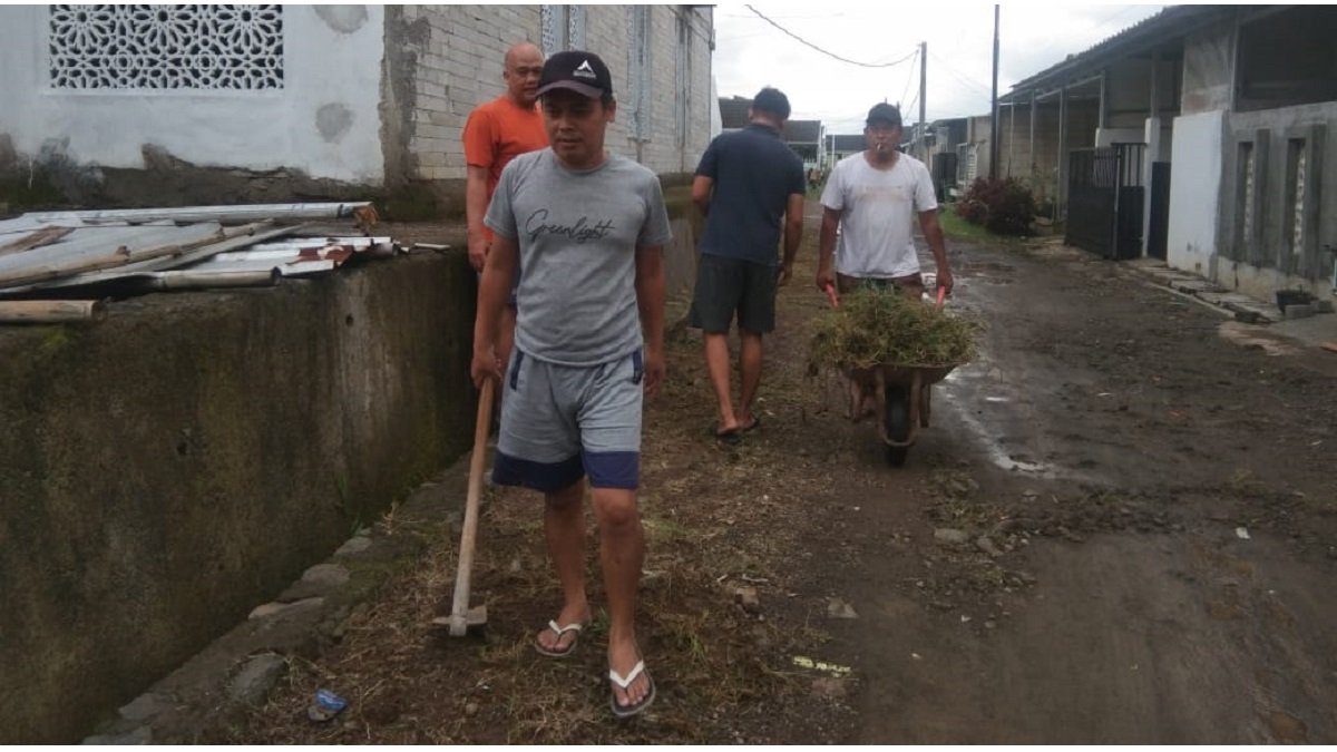 Kegiatan Bersih-bersih DKM Hj. Siti Marnah